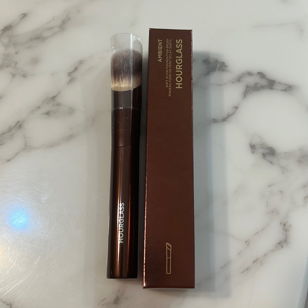 Hourglass Ambient Soft Glow Foundation Brush
